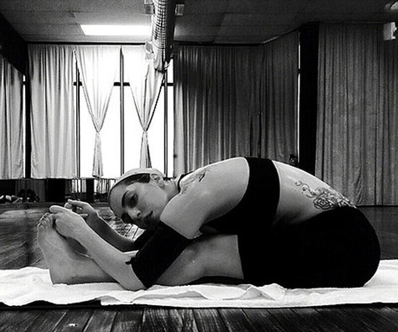 Леди Гага не скрывает от поклонников свое увлечение йогой. Фото: Twitter.com.