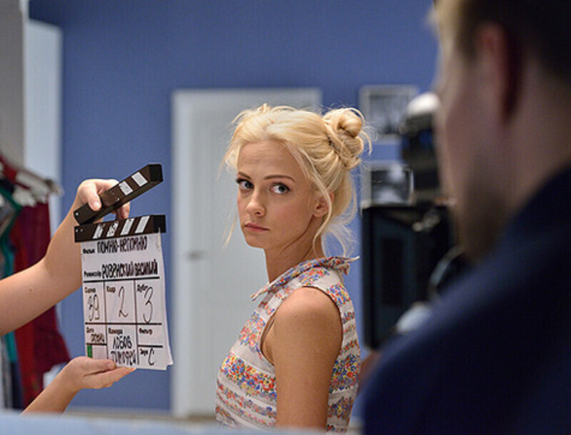 «Я уже немного привыкла к амплуа «блондинки» с ярким макияжем, а тут другая роль», - признается Полина Максимова.   Фото: материалы пресс-служб.