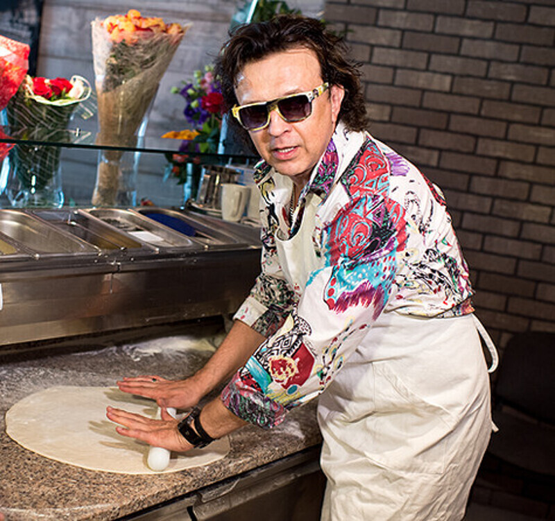 Рома Жуков раскатывал тесто. Фото: материалы пресс-служб.