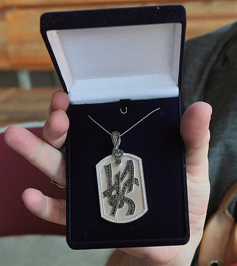 Именно этот кулон Борис Моисеев подарит на юбилей Игорю Крутому. Фото: Лилия Шарловская.