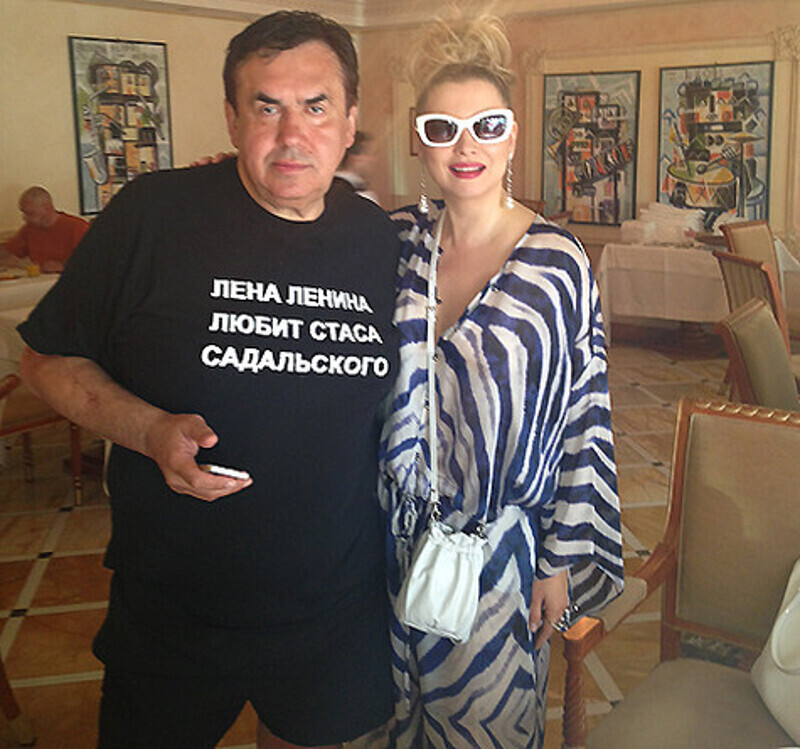Лена Ленина подарила Станиславу Садальскому футболки с забавной надписью. Фото: материалы пресс-служб.