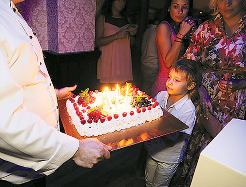 Праздничный торт вывез на тележке младший сын Андрея — Артем. Кстати, старший сын Иван в этот день был на сборах в спортивном лагере. Фото: Владимир Соколов.