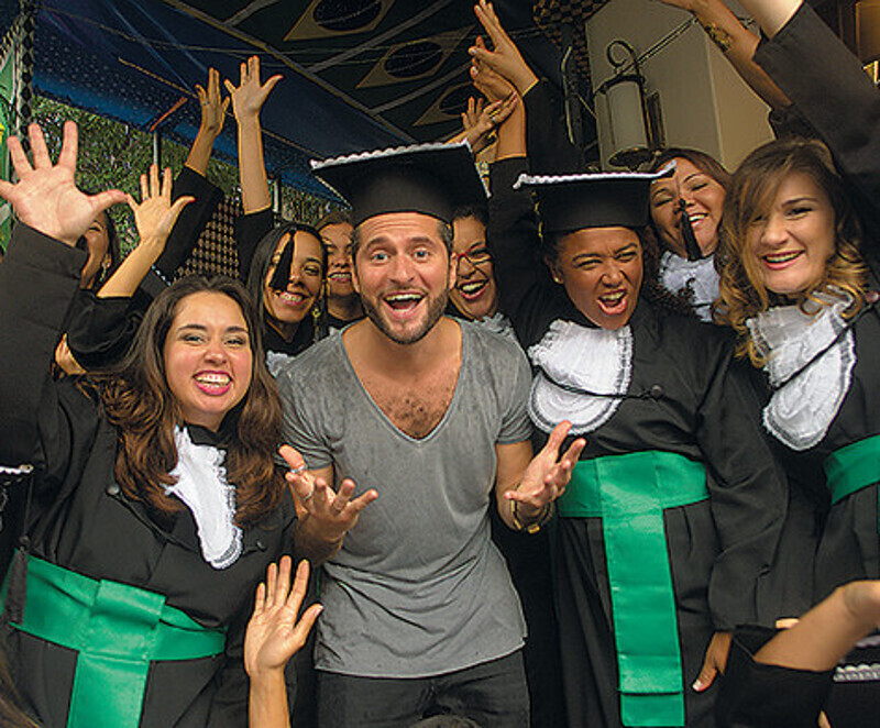 Девушки из бразильского евангельского  хора, познакомившись с музыкантом 
из России, решили сфотографироваться с ним на память. Фото: личный архив певца.