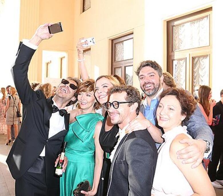 Артем Ткаченко делает коллективный снимок.