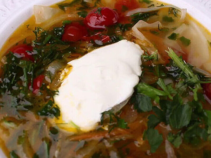 Капустный суп с копчеными колбасками. Фото: материалы пресс-служб.