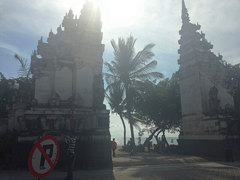 Пляж в приморском городке Кута считается раем для серферов.