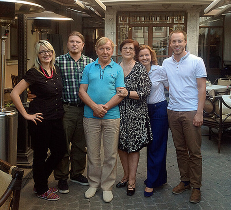 Большая семья артиста: сын Максим с женой Златой, Юрий Николаевич с супругой Валентиной, дочь Ярослава с женихом Владимиром. Фото: личный архив Юрия Чернова.