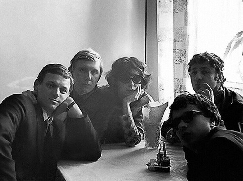 «Цирковое училище подарило мне настоящих друзей, каждый из нас добился успеха на своей стезе» (на фото – Миколас Орбакас, Юрий Чернов, Алла Пугачева, Сосо Петросян и Анатолий Марчевский). Фото: личный архив Юрия Чернова.