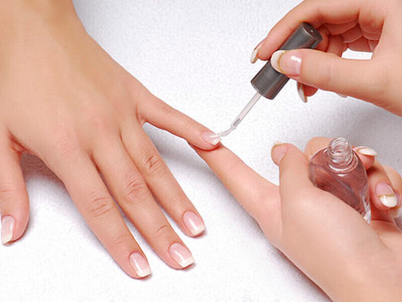 «Опытные модницы делают себе маникюр и педикюр за день до отъезда в отпуск, чтобы избавиться на несколько дней от переживаний о том, как выглядят их ногти». Фото: материалы пресс-служб.