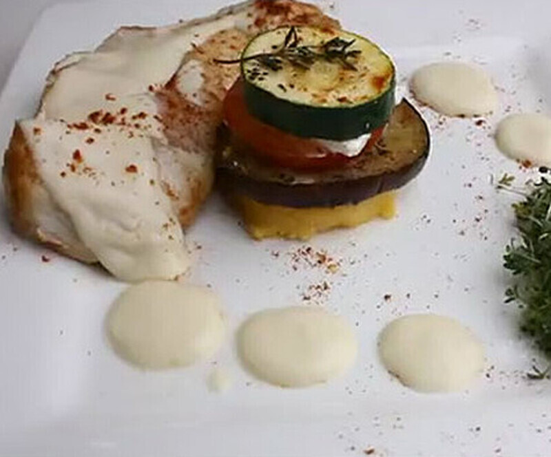 Куриная грудка с овощами, брынзой и полентой «Привет из города Мурома». Фото: материалы пресс-служб.