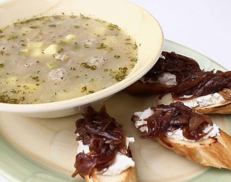 Рассольник с фрикадельками и тостами с глазированным луком. Фото: материалы пресс-служб.