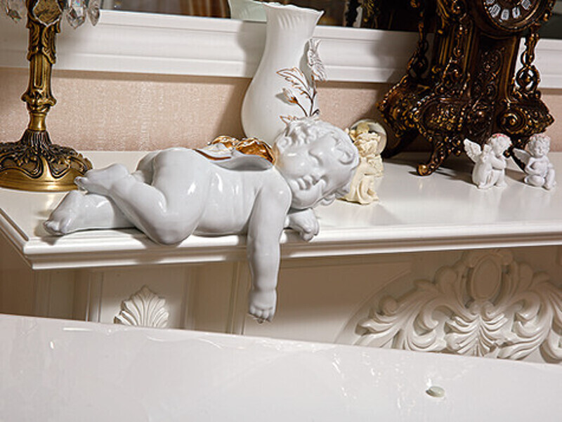 Ангелы в квартире Ирины обитают повсюду, даже на камине. Фото: Виктор Горячев.