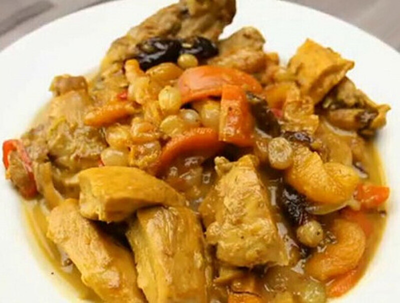 Курица с сухофруктами. Фото: материалы пресс-служб.