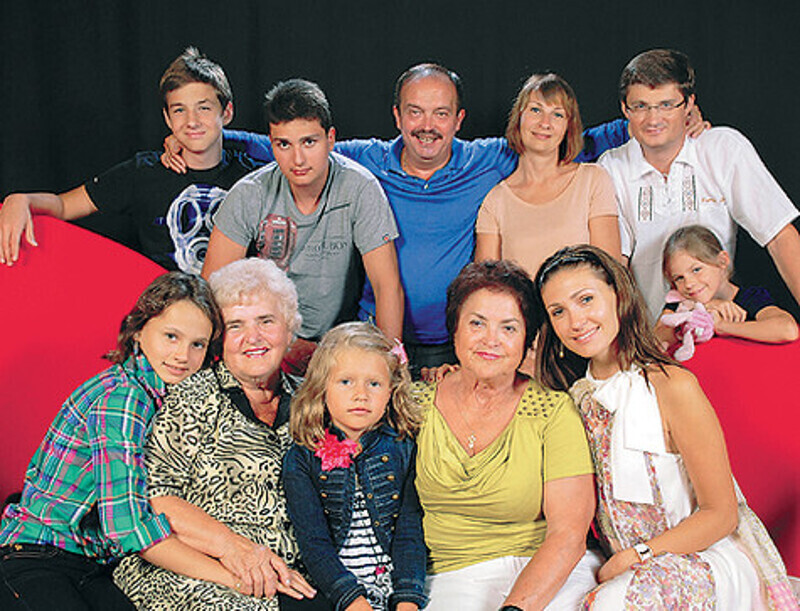 Андрей Козлов с семьей своего друга, знатока Игоря Кондратюка (справа в женой и дочерью). Слева от Андрея — его племянник и крестник (сын Игоря). Внизу: тетя Галина Александровна и мама Ирина Александровна с женой и двумя дочерьми ведущего «Что? Где? Когд