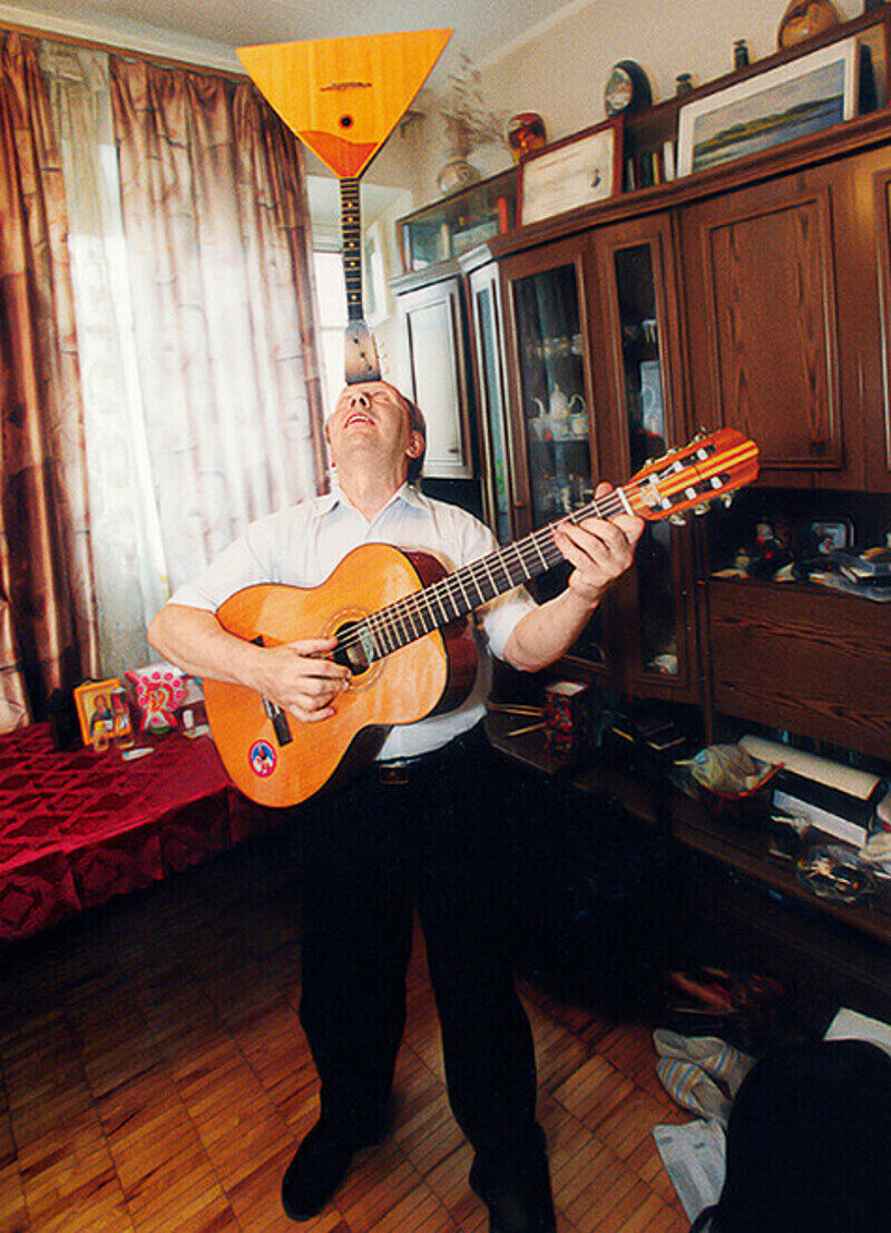 Этот трюк артист выполняет с легкостью, и только один раз за всю его карьеру балалайка упала и разбилась. Случилось это в США 11 сентября 2001 года. Фото: личный архив Юрия Чернова.