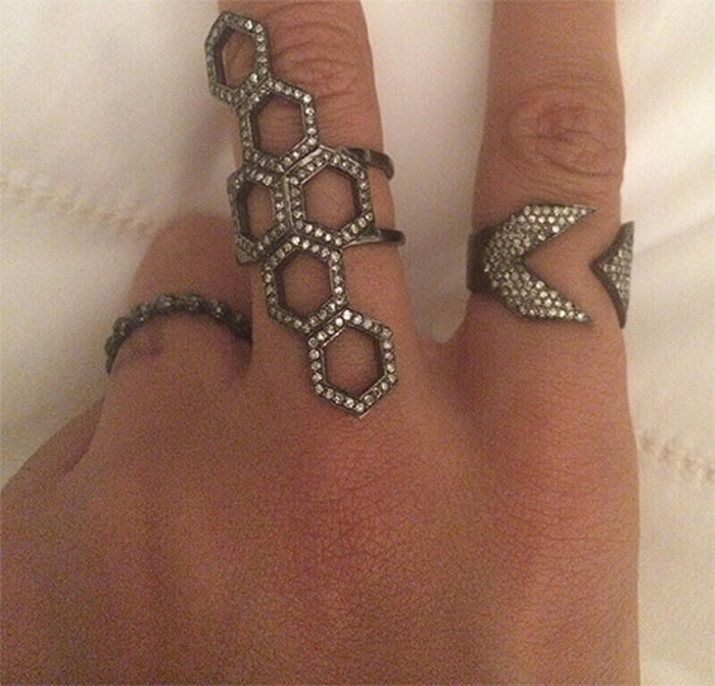 Под обручальным кольцом Бейонсе скрывалась татуировка в виде римской цифры четыре, которую певица сделала в знак любви к мужу. Фото: iam.beyonce.com.
