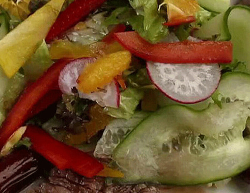 Салат с мясом и финиками. Фото: материалы пресс-служб.