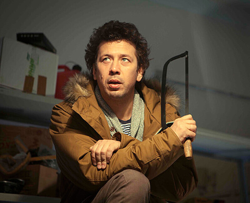 Андрей Мерзликин полностью вжился в образ незадачливого воришки. Фото: материалы пресс-служб.