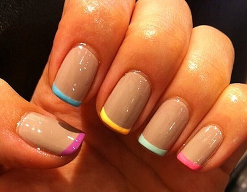 Летом классический «френч» можно заменить на цветной. Фото: материалы пресс-служб.