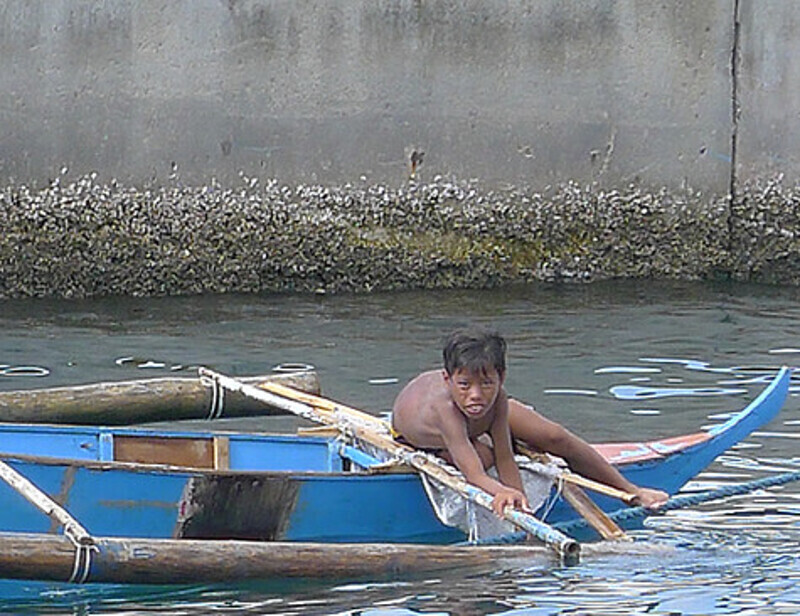 Уровень жизни в стране очень низкий, поэтому мальчишки готовы нырять в воду за монеткой достоинством в рубль-два (это считается любимой забавной иностранцев).