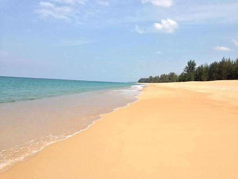 В «низкий сезон» пляжи Пхукета выглядят как рекламная картинка – абсолютно пустынные, без толп туристов и лежаков в пять рядов.