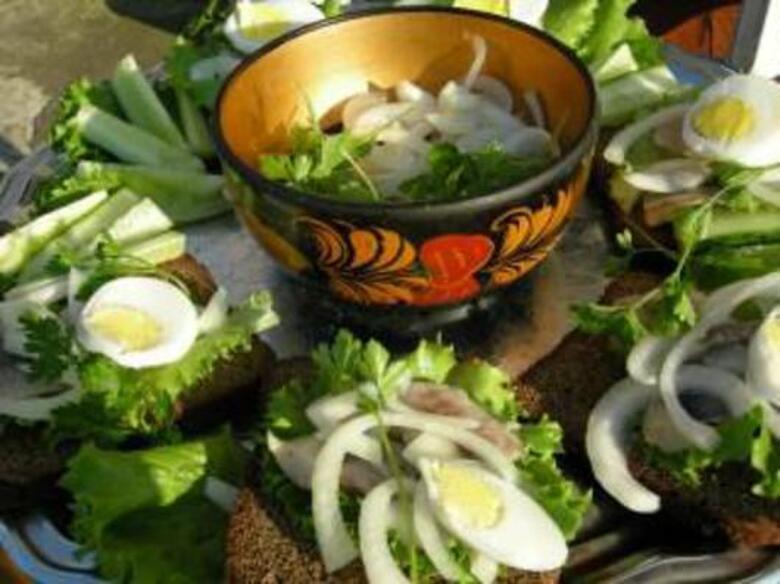 Бутерброды с маринованной сельдью и яйцом.