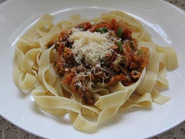 Паста с мидиями и овощами.