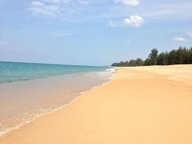 В «низкий сезон» пляжи Пхукета выглядят как рекламная картинка – абсолютно пустынные, без толп туристов и лежаков в пять рядов.