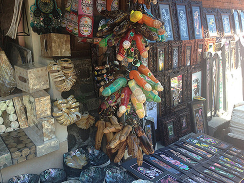 Несмотря на стыдливость, балийцы повсюду развешивают вот такие обереги.