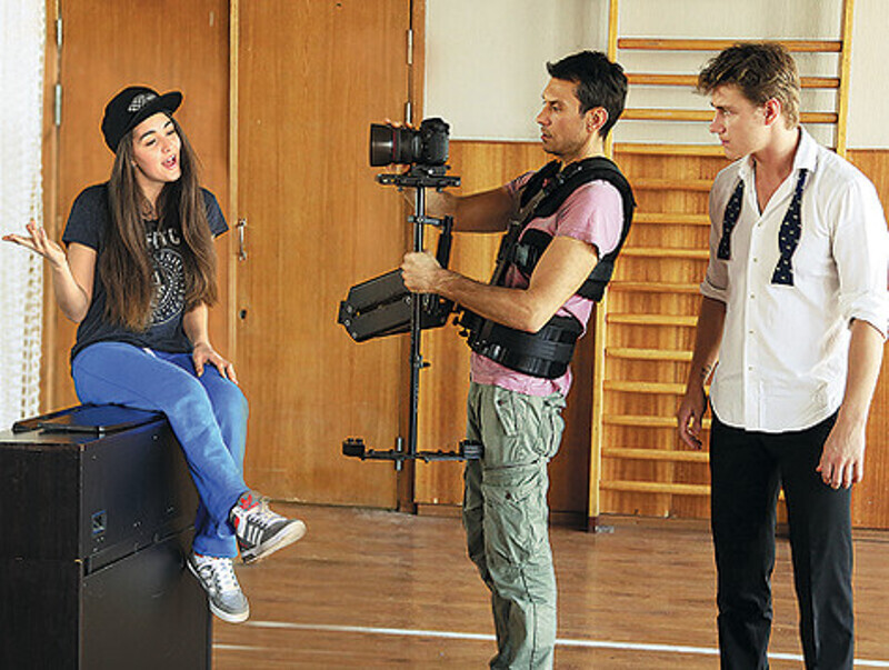 Алексея и его избранницу в юности сыграли участники проекта «ФрендЫ» — Настя Дворянская и Паша Королев. Фото: материалы пресс-служб.