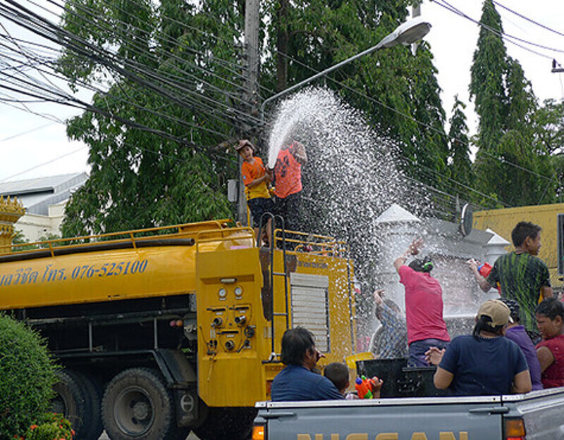 Уйти сухим в эти дни не удается никому.