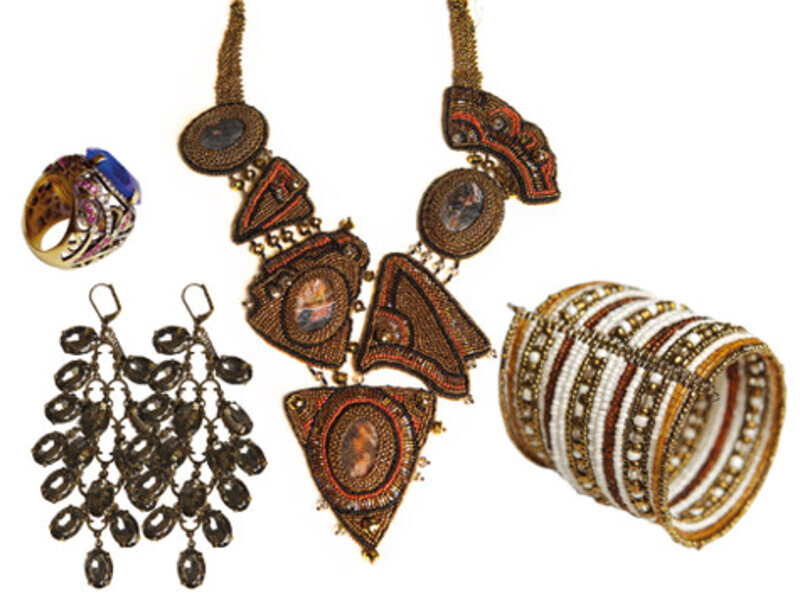 Колье выполнено кабардинским дизайнером национальных нарядов Мадиной Саральп, кольцо – творение подруги певицы Юлии Харитоновой, индийский браслет был приобретен Казановой в Каннах, а серьги артистка купила в одном из московских магазинов. Фото: Сергей Ко