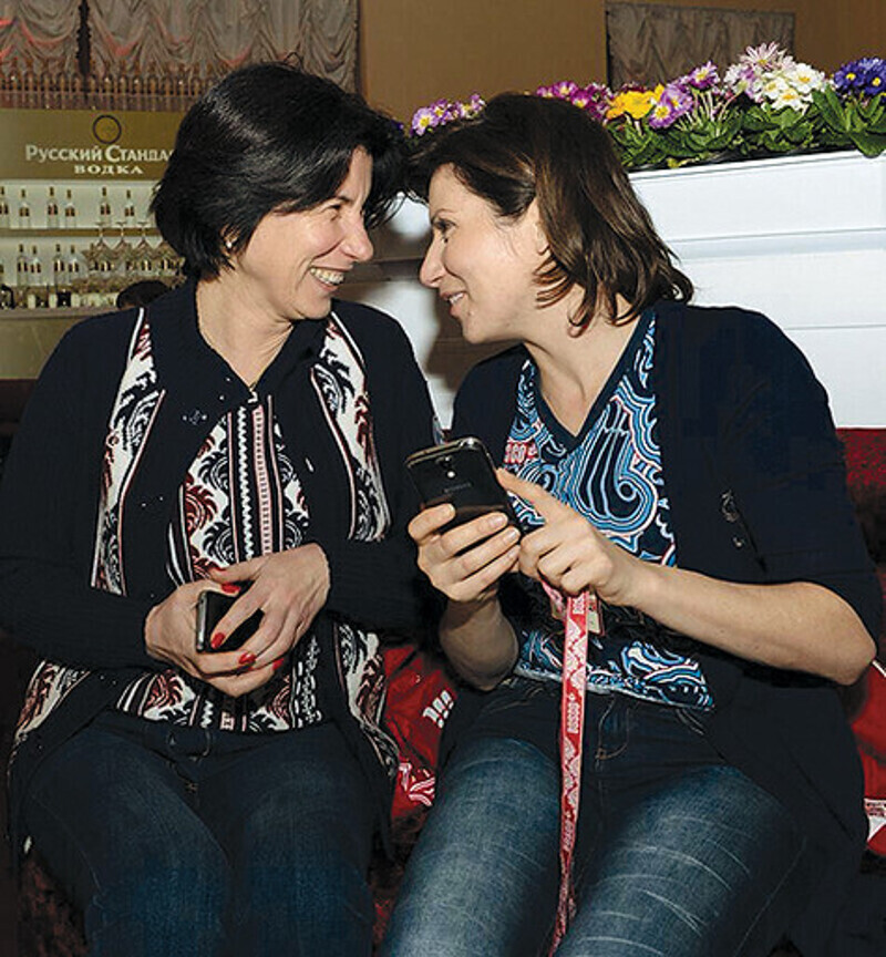 Ирада Зейналова с сестрой. Фото: Facebook.com.