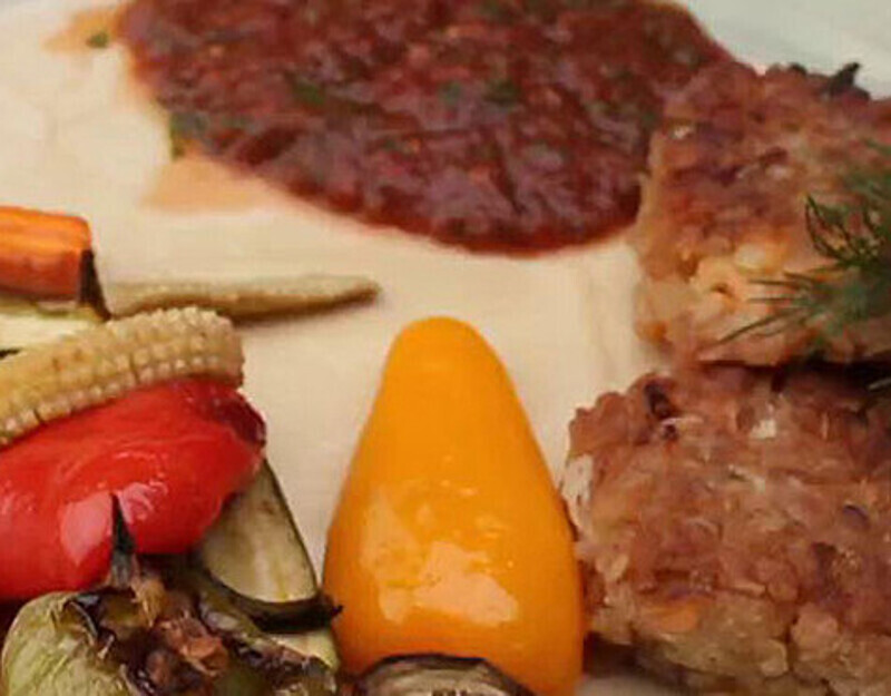 Гречневые котлетки с запеченными мини-овощами. Фото: материалы пресс-служб.