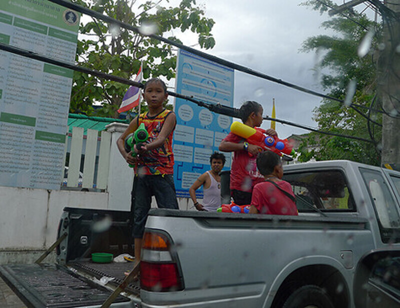 Водой обливаются и дети...