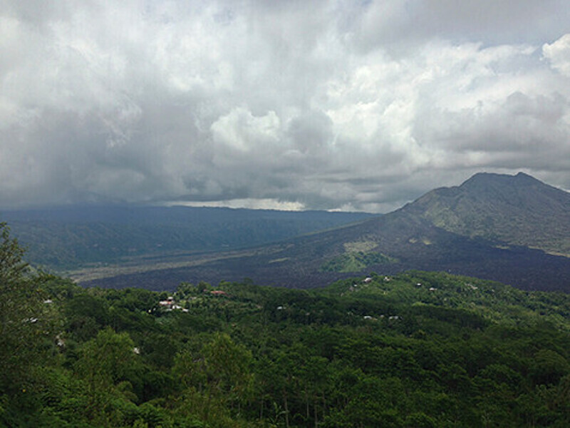 Остров живет своей жизнью и порой встречает гостей не вполне дружелюбно...