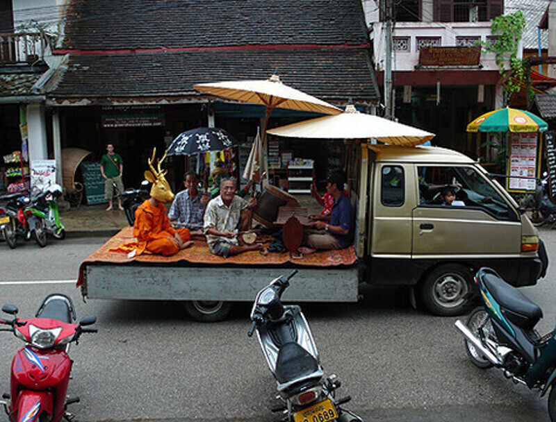 Некоторые праздничные церемонии проводились под зонтиками.