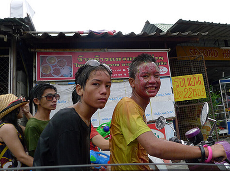 В Сонгкран также принято мазать всех окружающих цветной глиной или тальком.