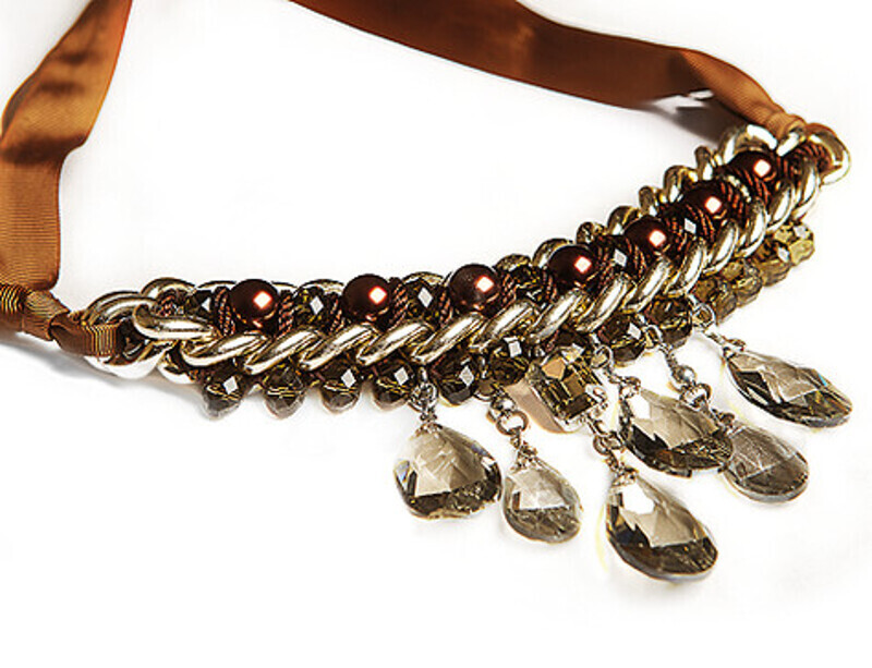 «Колье я получила в подарок на день рождения от моей подружки, дизайнера Натальи Сеничкиной. Оно меня здорово выручает». Фото: Сергей Козловский.