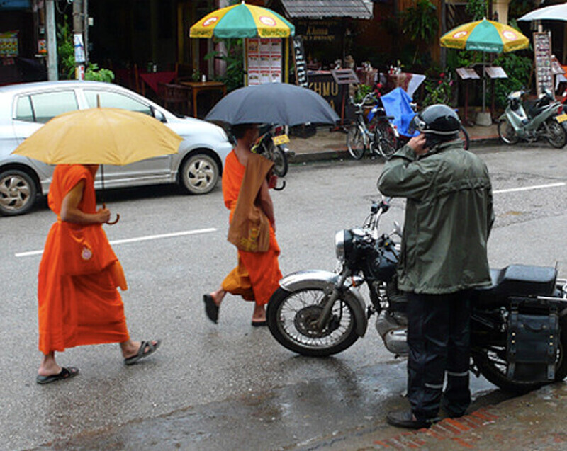 Монахам тоже пришлось прятаться от непогоды.