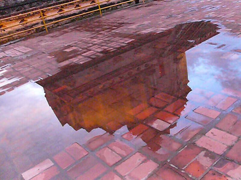 О ночных ливнях напоминают порой только лужи.