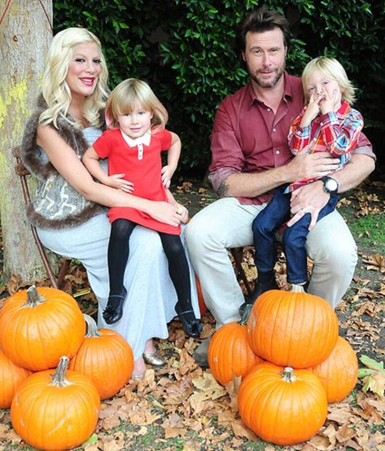 Тори Спеллинг с мужем Дином Макдермоттом и детьми. Фото: Startracks Photo/Fotodom.ru.