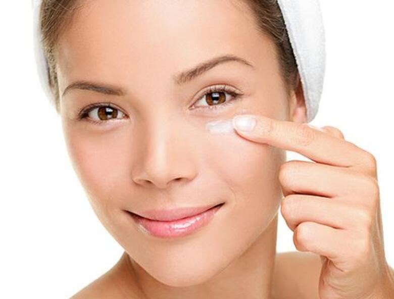 Теперь можно ухаживать не только за кожей вокруг глаз, но и за ресницами. Фото: Fotolia/PhotoXPress.ru.