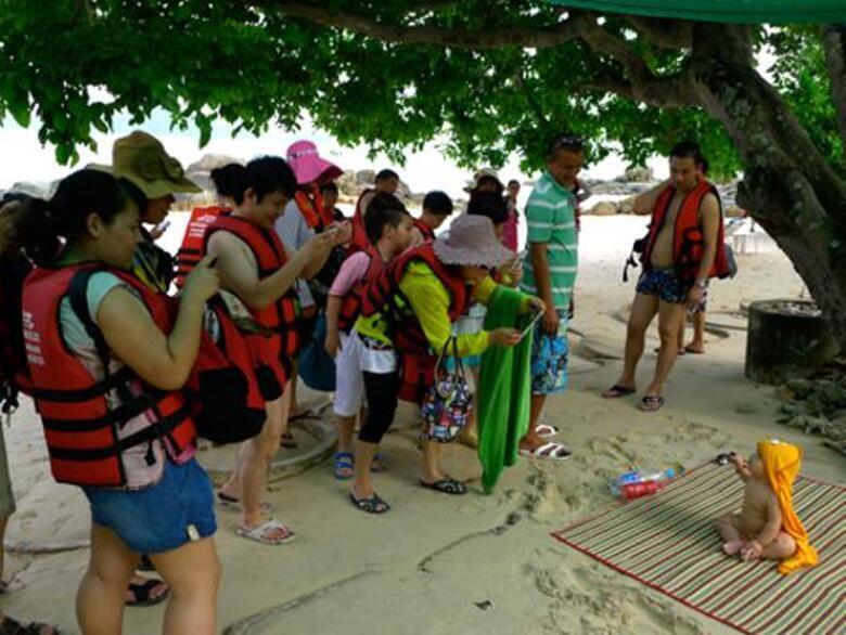 Правительство Китая советует своим гражданам не фотографировать других людей без их согласия. Но китайцы этот пункт игнорируют.