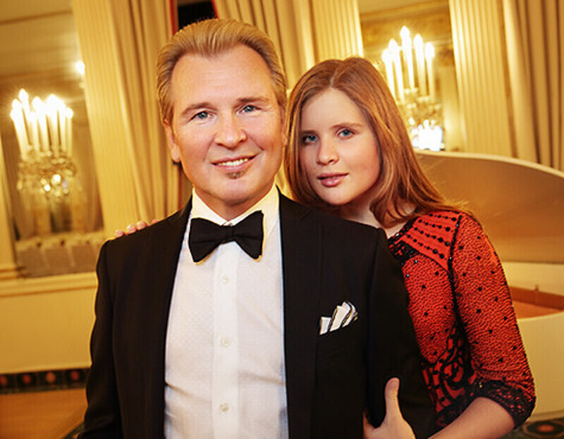 Тринадцатилетняя Устинья в качестве подарка приготовила песню на трех языках:  русском, английском и немецком. Фото: материалы пресс-служб.