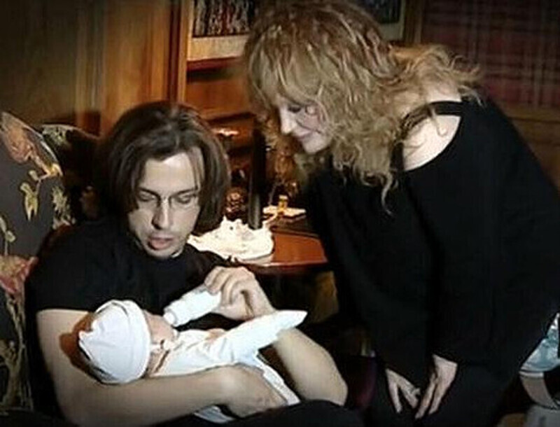 Алла Пугачева, Максим Галкин с детьми. Фото: кадр из программы «Новые русские сенсации» на канале НТВ.