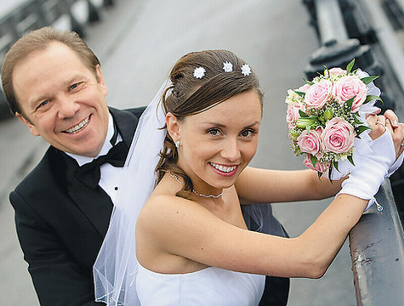 Владимир Девятов с женой. «Лизочка — мой любимый человек и мой друг. Это чувство у нас взаимно, и никаких проблем, слава богу, не возникает, несмотря на огромную разницу в возрасте — 30 лет!». Фото: личный архив артиста.