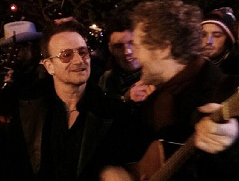 Выступление рокера снимали на видео. Фото: www.youtube.com.