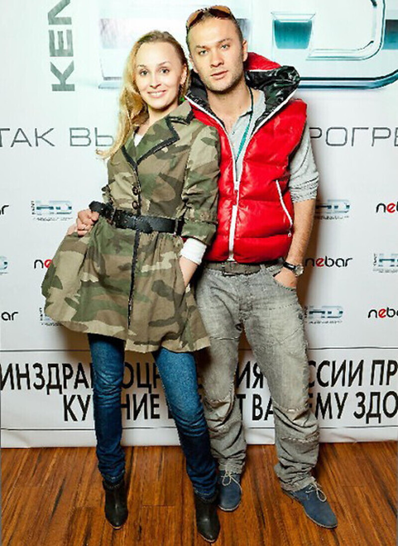 В повседневной жизни Наталия Быстрова предпочитает носить джинсы и спортивную одежду. С женихом Дмитрием Ермаком. Фото: www.bystrova.ru.