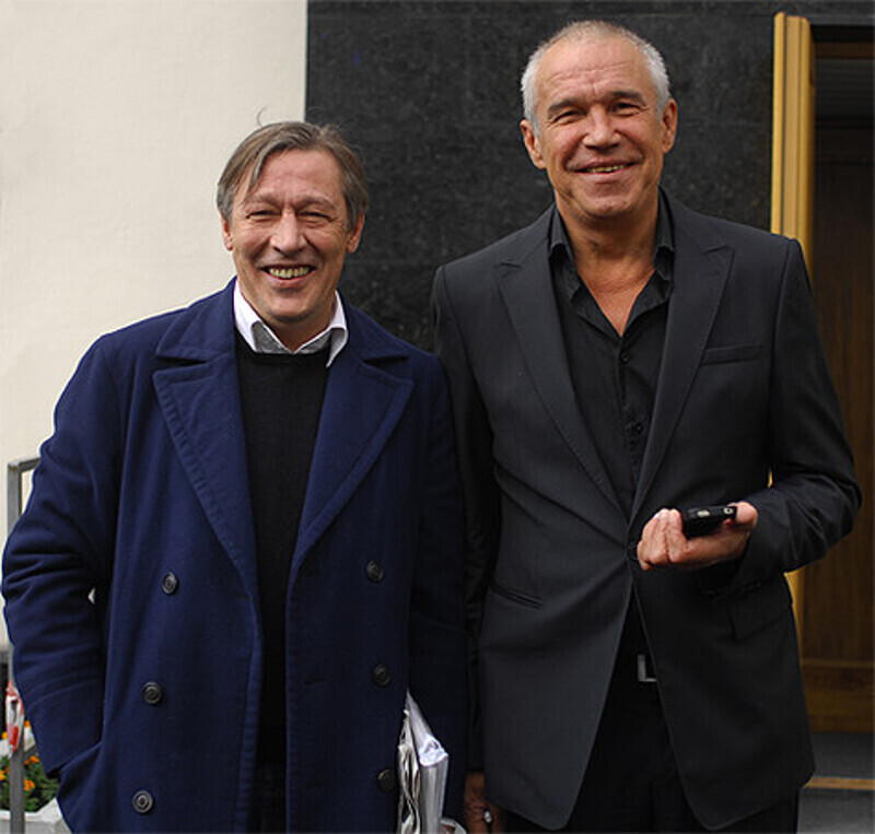 Михаил Ефремов и Сергей Гармаш на сборе труппы театра "Современник". Фото: Сергей Николаев.